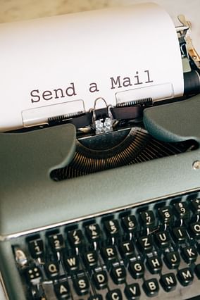 Stuur een mail op een typemachine